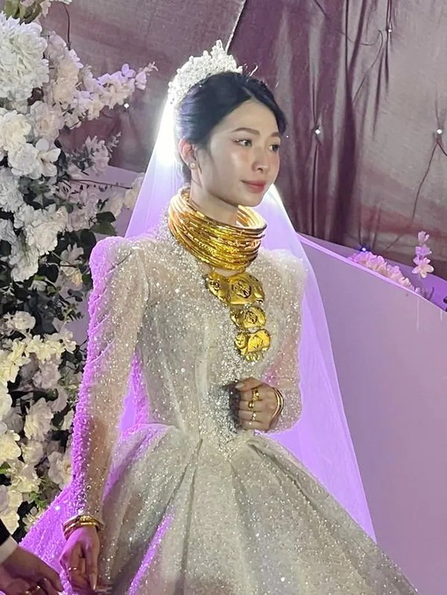 Cô dâu Hà Tĩnh đeo 30 chiếc kiềng vàng trị giá hơn 1,3 tỷ đồng trong ngày cưới gây sốt, gia thế gây tò mò - ảnh 2