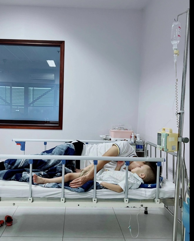 Con trai cầu thủ Duy Mạnh về nhà sau nhiều ngày điều trị căn bệnh hiếm, tình trạng sức khỏe hiện ra sao? - ảnh 5