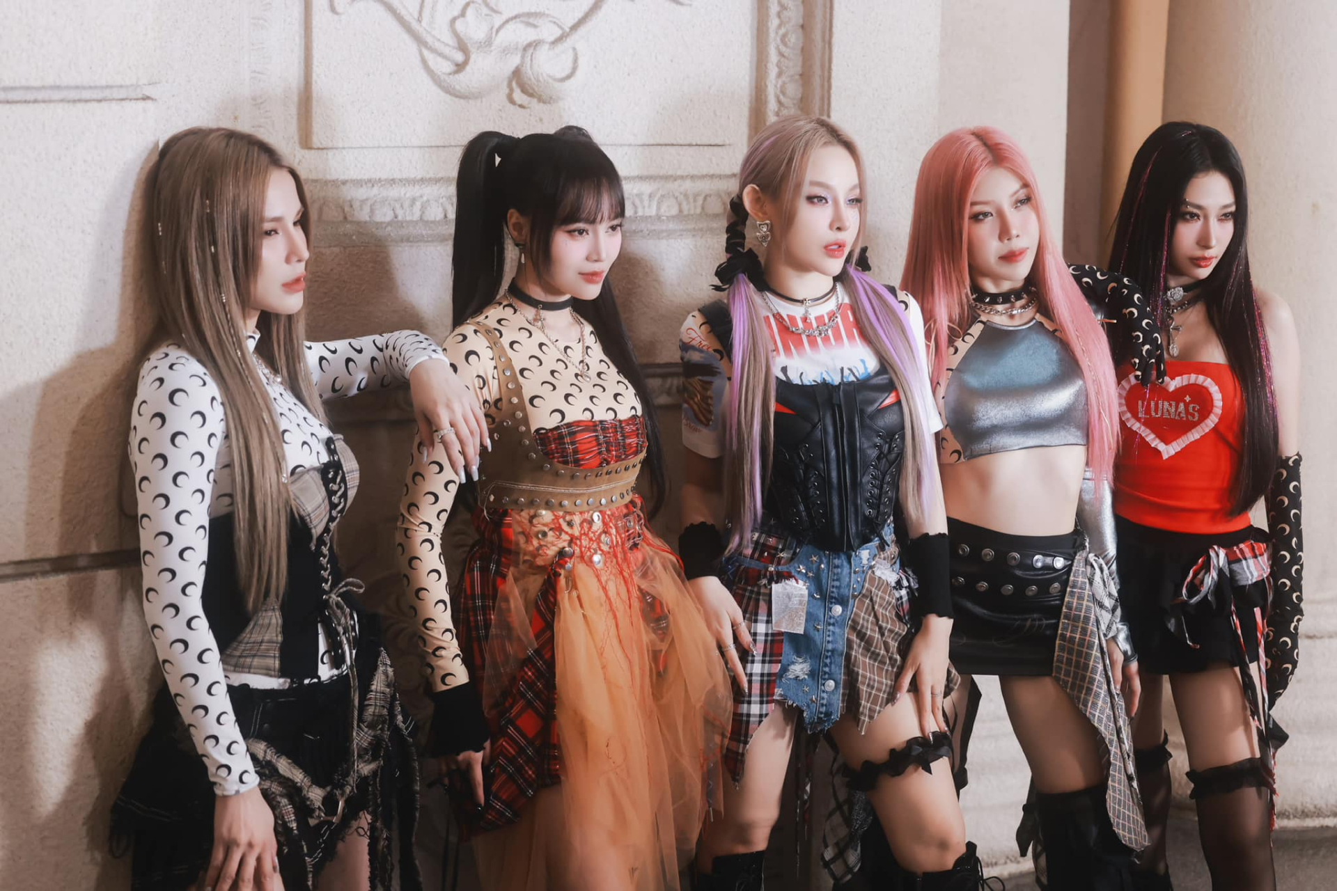 Tạo hình ấn tượng của LUNAS trong MV debut