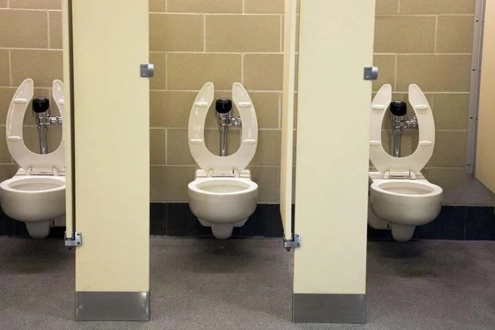 Nắp bồn cầu nhà vệ sinh công cộng ở Mỹ thường có khoảng trống phía trước, biết công dụng ai cũng muốn học theo - ảnh 1