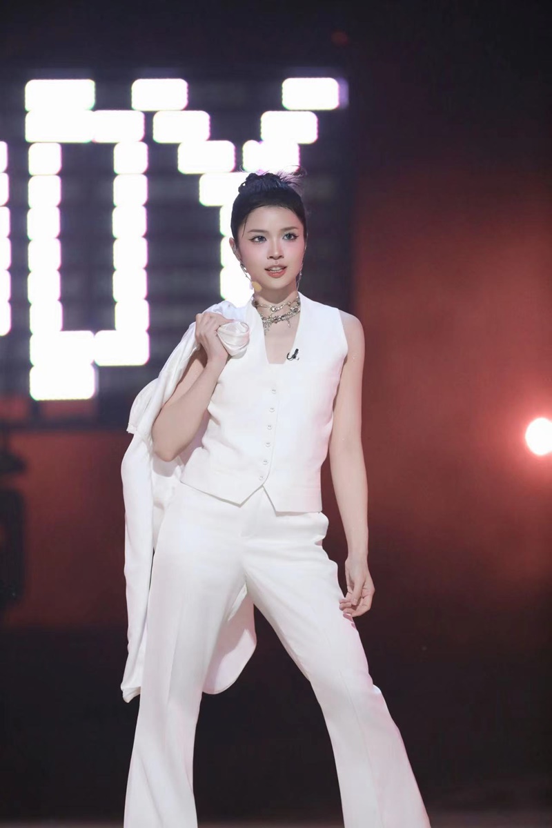 Suni Hạ Linh  diễn lại hit Nobody của Wonder Girls, cùng đồng đội đứng đầu BXH công diễn 4 Đạp gió - ảnh 4