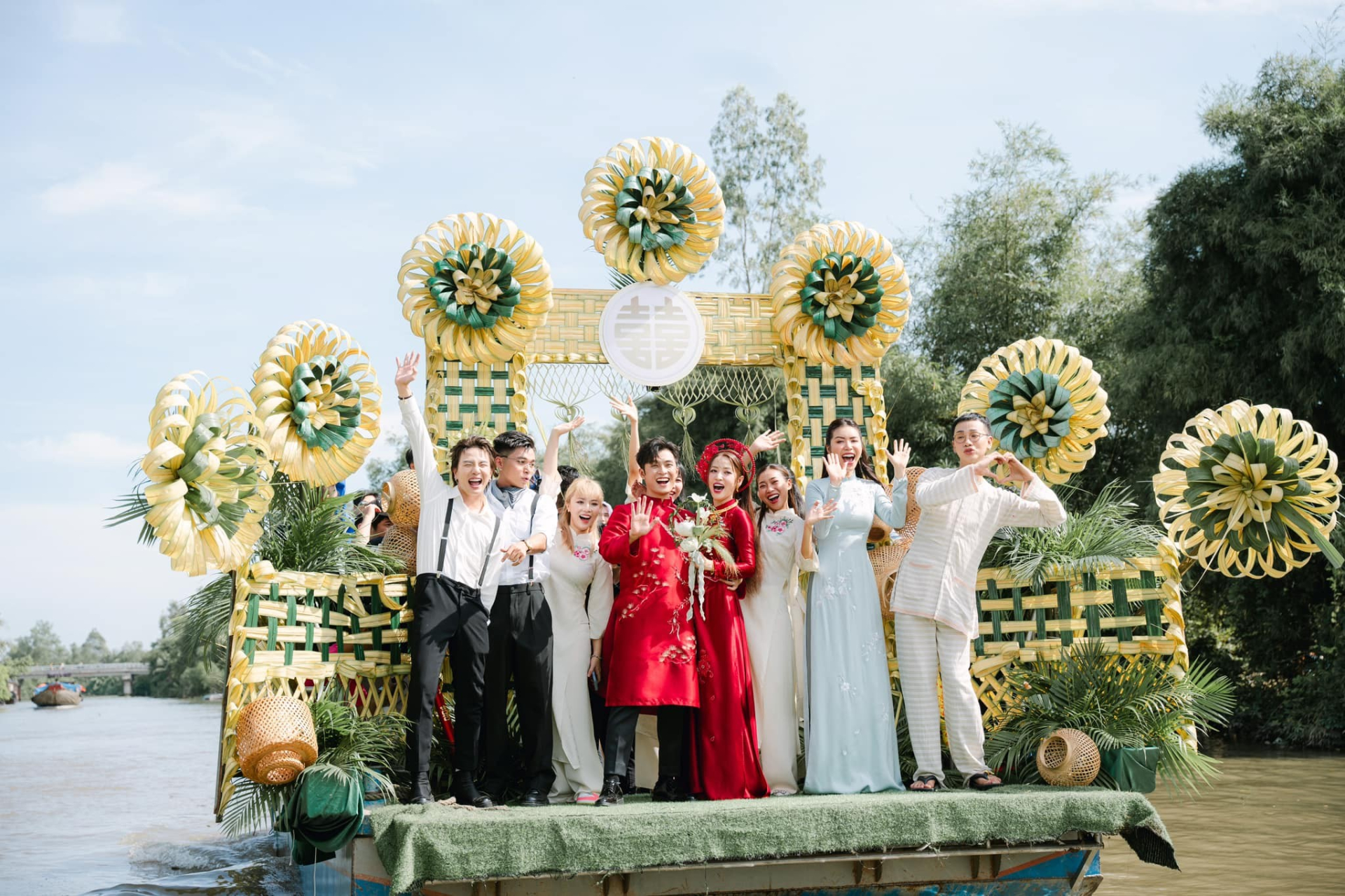 Sao Việt thực hiện nghi thức lạ trong đám cưới: Midu và chồng cột tay, Gin Tuấn Kiệt rước Puka bằng phương tiện độc lạ - ảnh 9