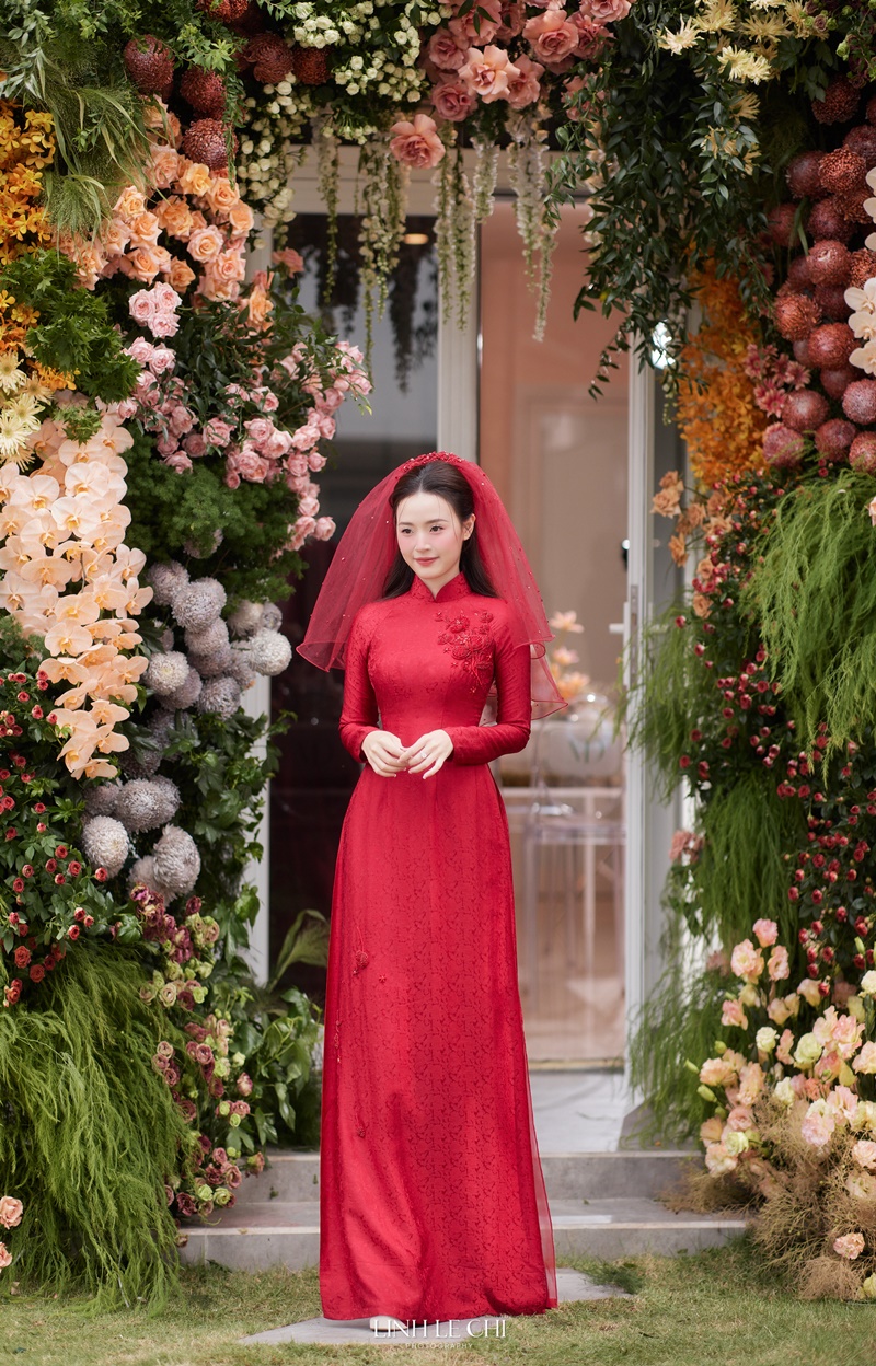 Midu diện áo dài đỏ có hoạ tiết hoa mơ trong tuyết mang ý nghĩa đặc biệt trong ngày lễ vu quy - ảnh 5