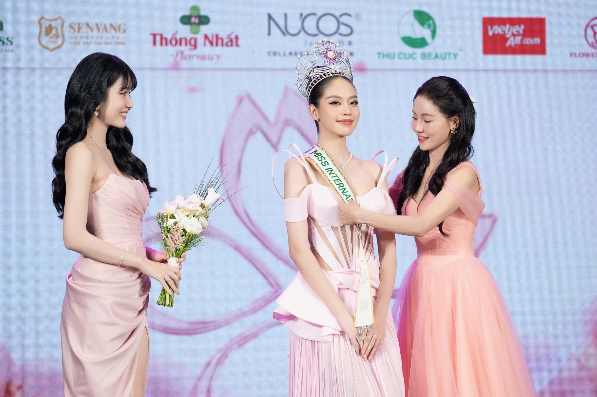 lan-dau-tien-hoa-hau-viet-nam-ham-dụ-miss-intenational-thanh-thuy-nghen-ngao-truoc-ngay-thi-quoc-te