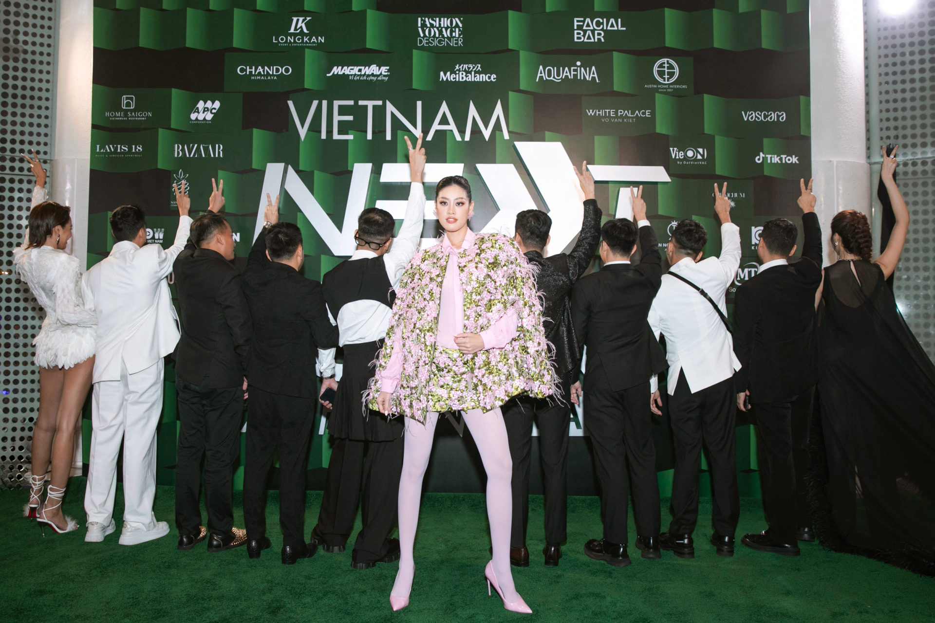 Hoa hậu Khánh Vân cùng dàn NTK “cosplay” ảnh phù dâu đang viral ngay thảm đỏ Vietnam Next-Gen Fashion - ảnh 4