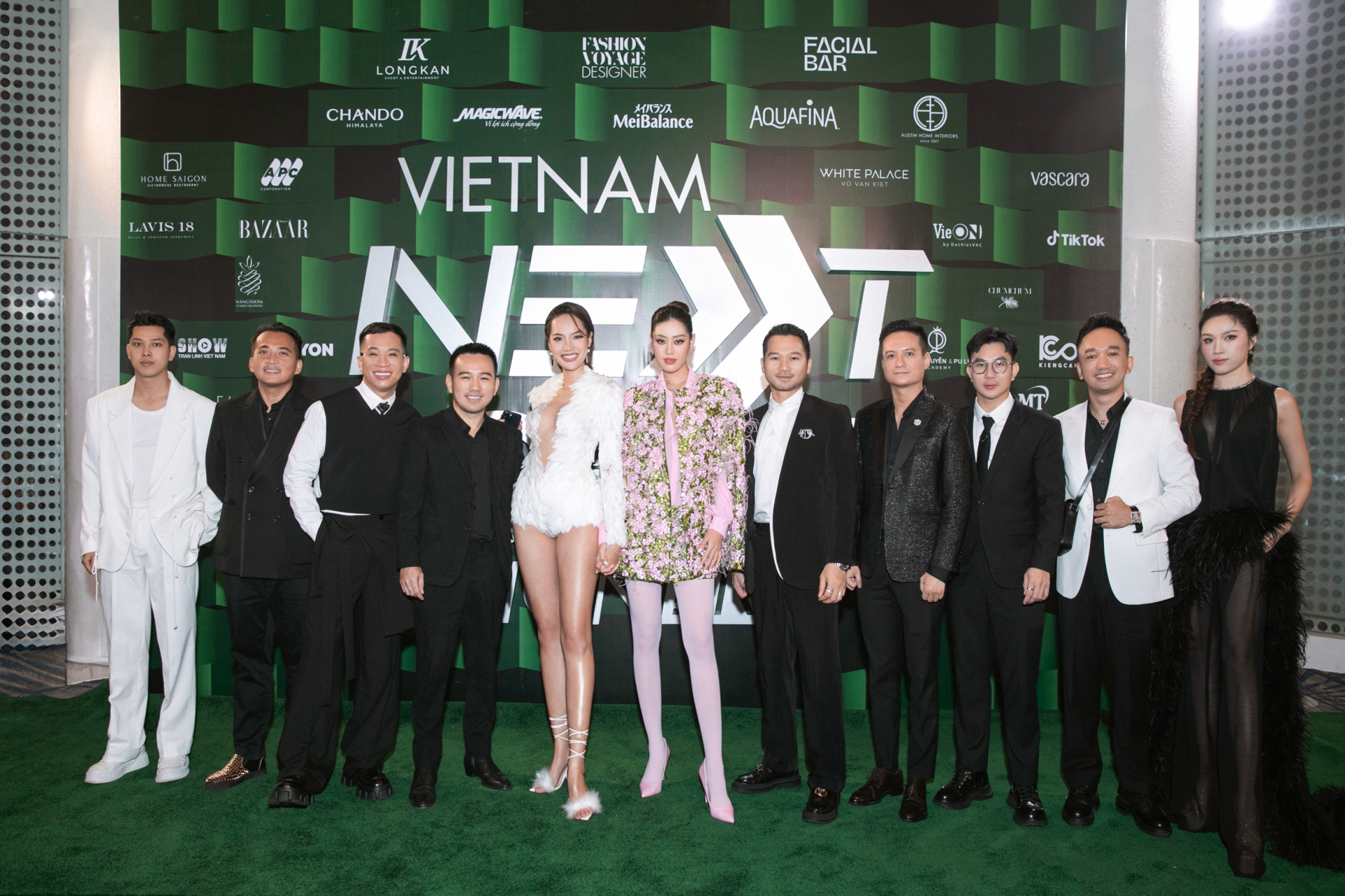 Hoa hậu Khánh Vân cùng dàn NTK “cosplay” ảnh phù dâu đang viral ngay thảm đỏ Vietnam Next-Gen Fashion - ảnh 1