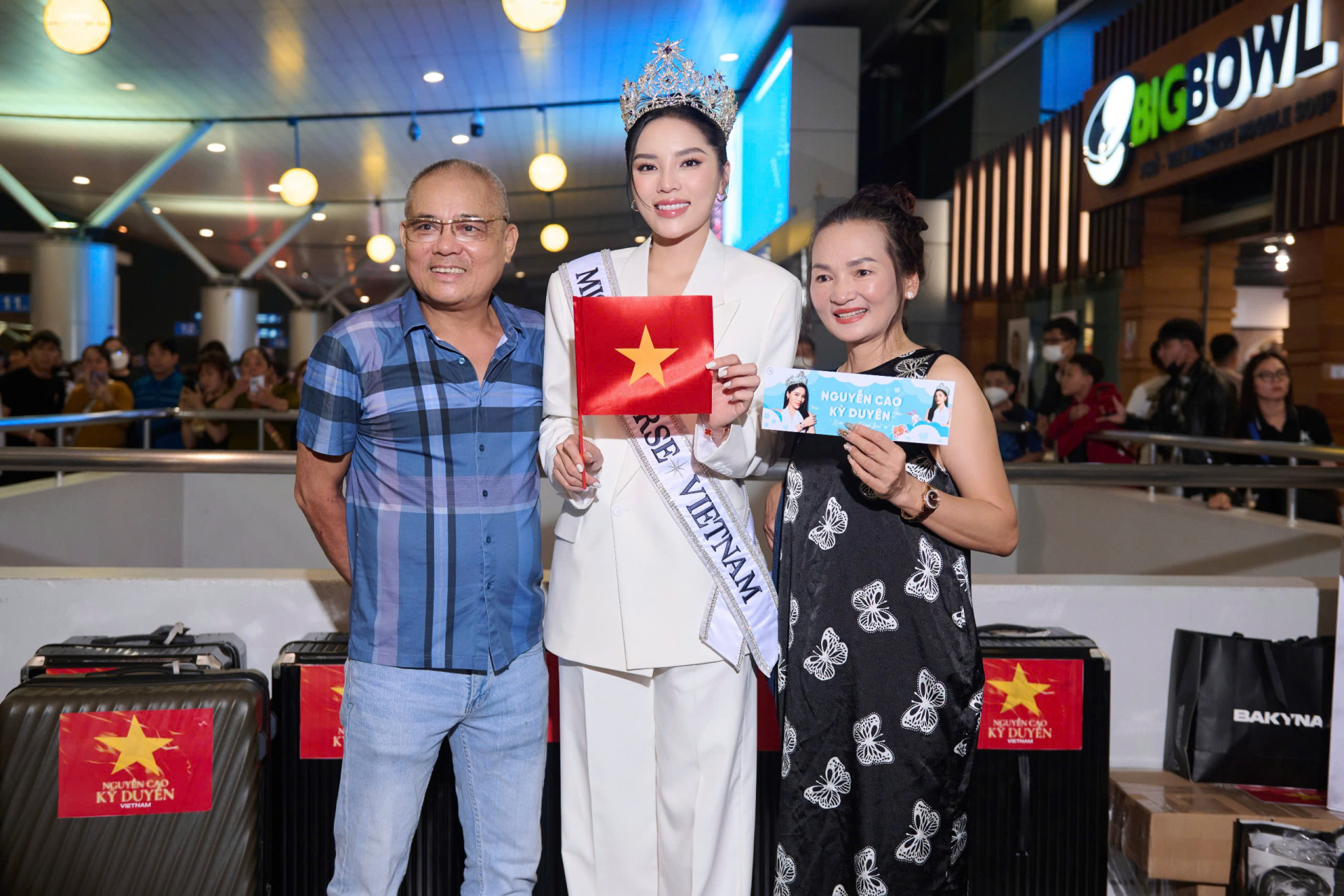 Hoa hậu Kỳ Duyên bị bao vay bởi 'biển fan' tại sân bay đi đến Mexico tham dự Miss Universe - ảnh 2