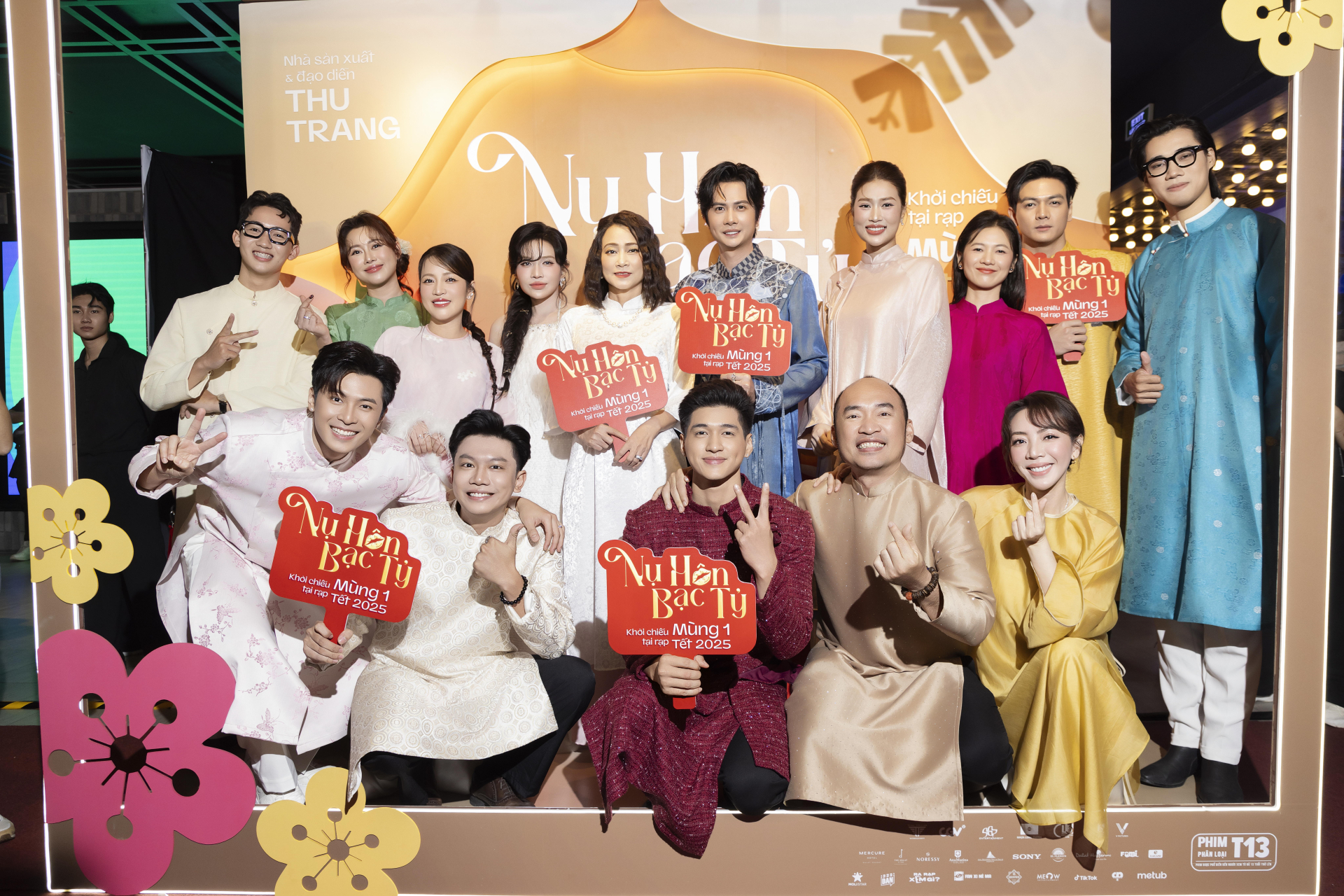 Dàn cast và những người đồng nghiệp thân thiết đến tham dự showcase thứ 2 của 'Nụ hôn bạc tỷ'