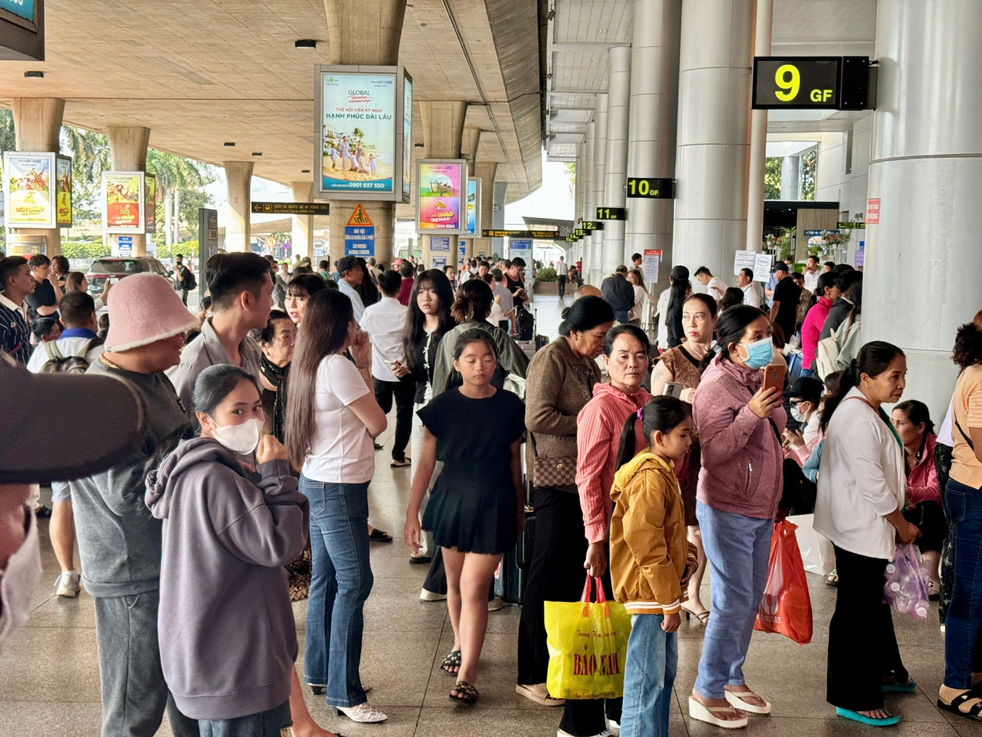 Ga đến quốc tế nhộn nhịp những ngày cuối năm. (ẢNH: DƯƠNG LAN)