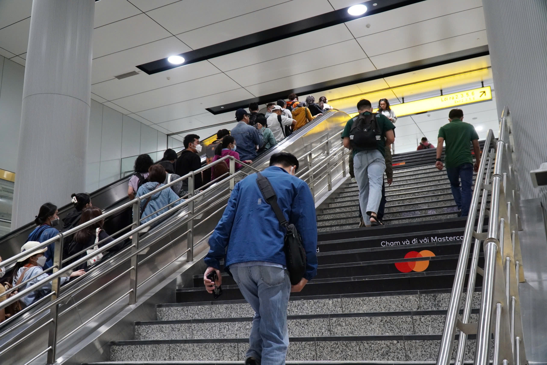 Ngày đầu thu phí vé metro, khách có còn đông? - ảnh 5