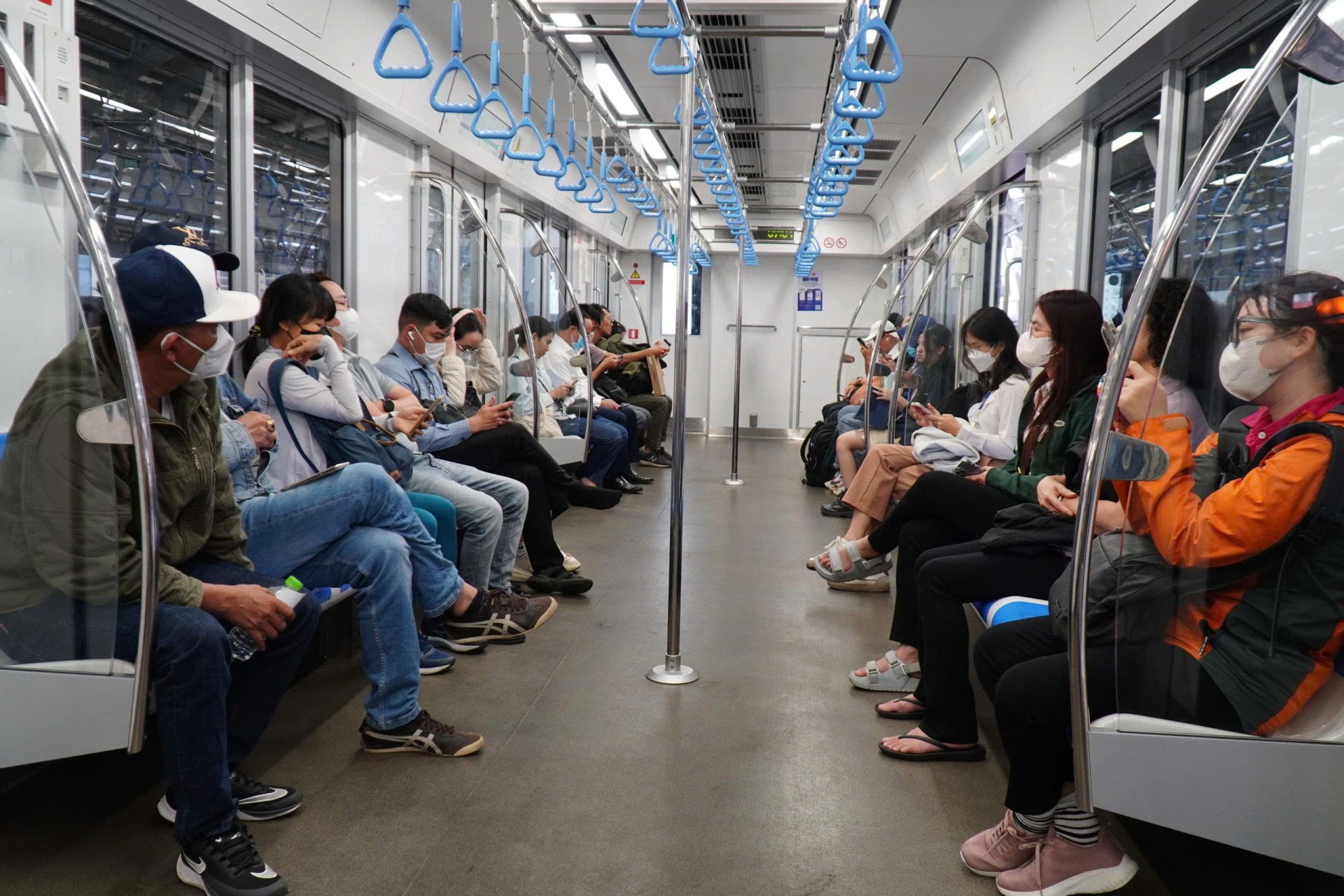 Nhiều người vẫn chọn metro đi học, đi làm nhưng các toa vẫn không còn cảnh quá đông đúc. (ẢNH: PHAN HƯƠNG)