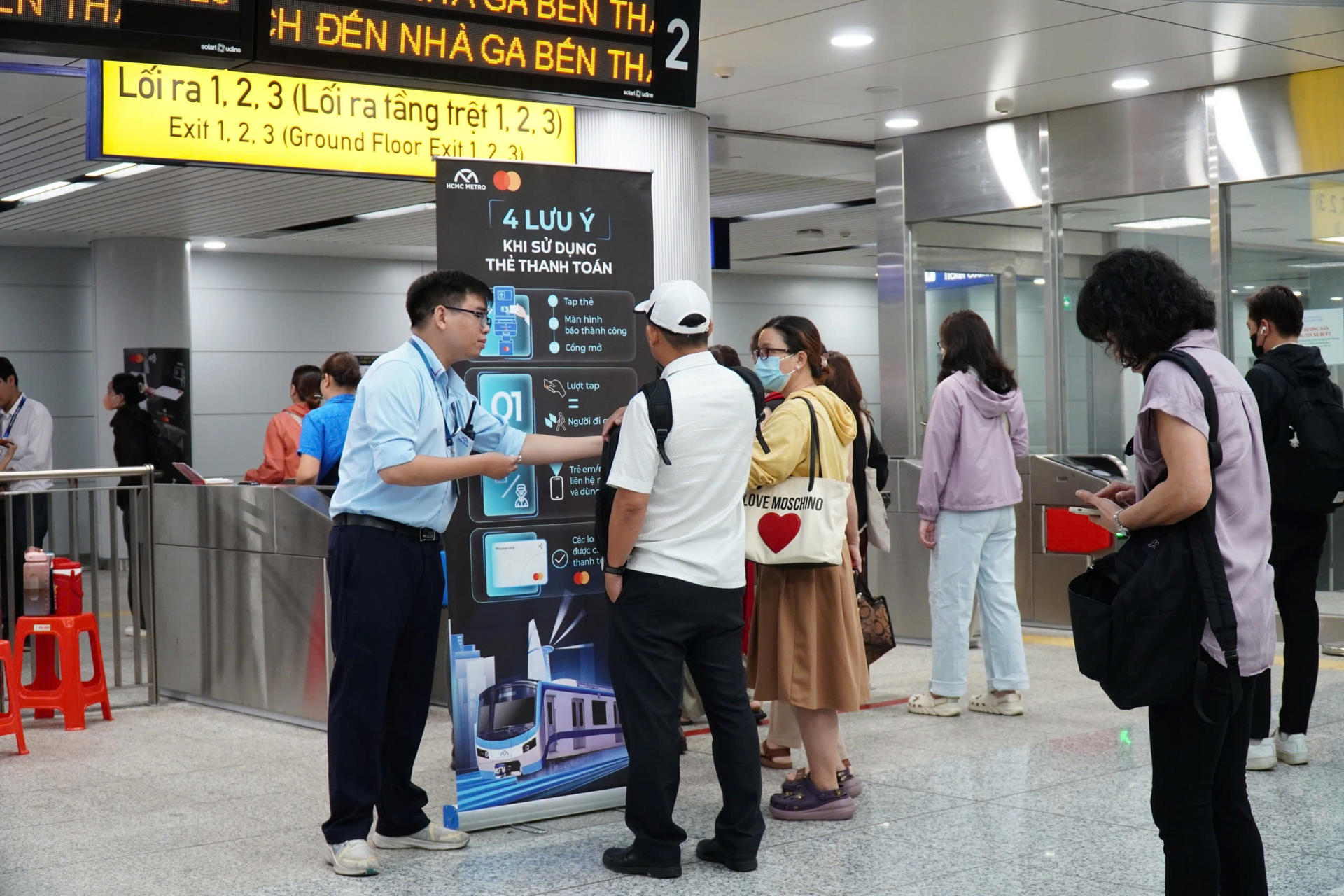 Tuyến metro số 1 Bến Thành - Suối Tiên trong ngày đầu thu phí vé. (ẢNH: PHAN HƯƠNG)