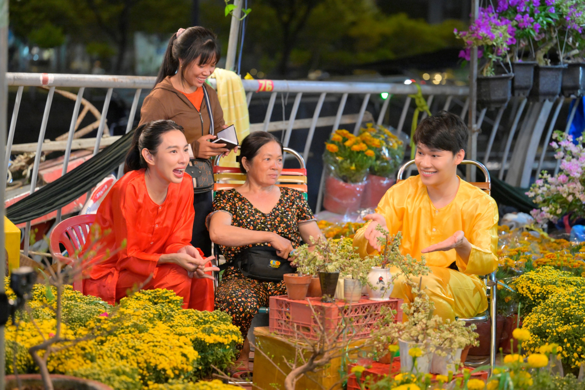 Thùy Tiên, Quang Trung trải nghiệm bán hoa tết, sốt ruột vì ế ẩm - ảnh 4