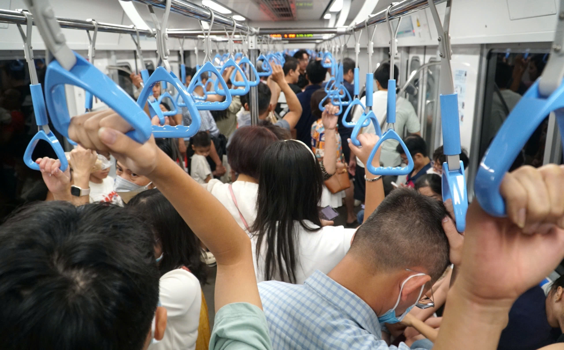 Lượng khách đi tàu metro số 1 đông đúc trong những ngày tết ẢNH: PHẠM HỮU