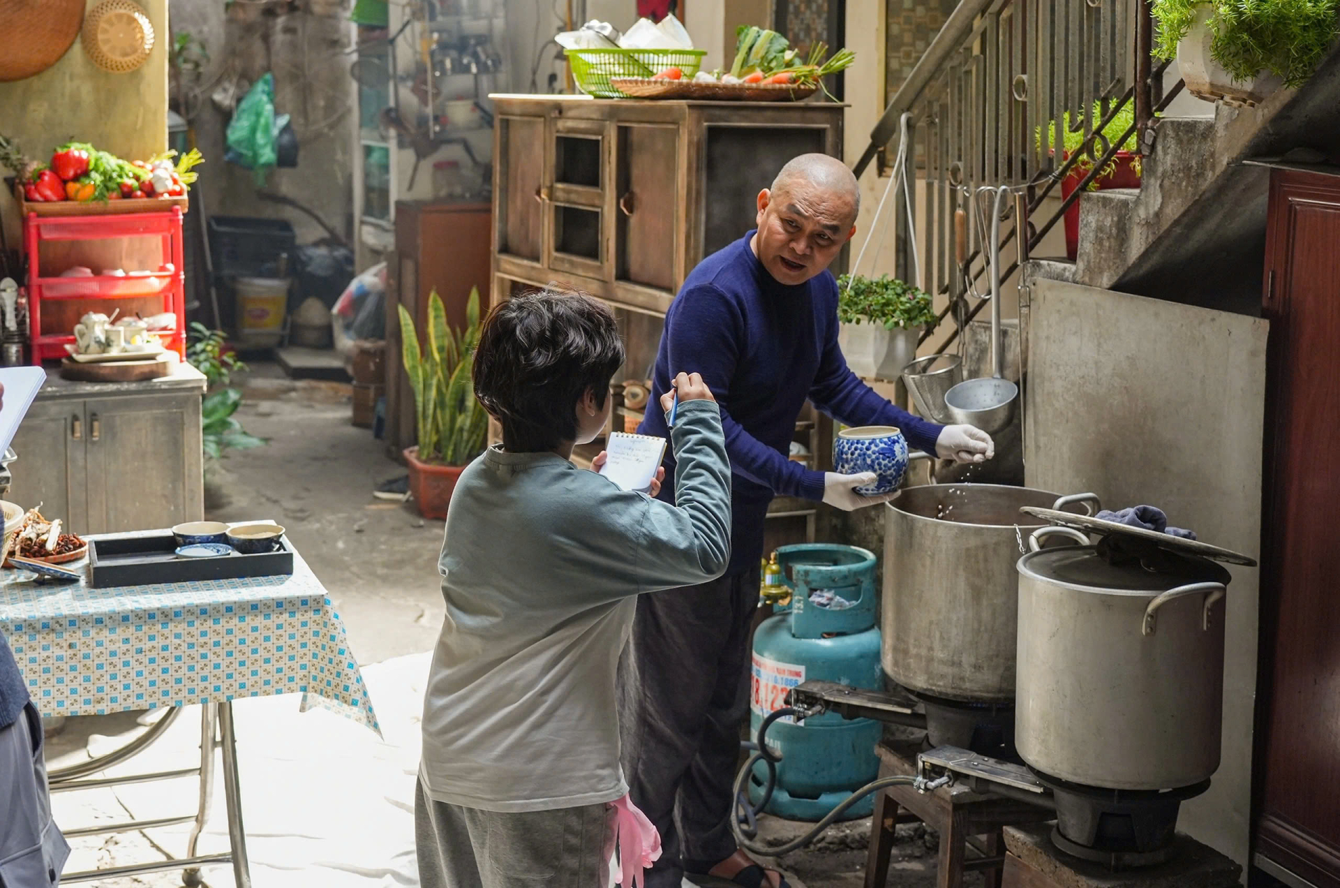 Diễn viên vở kịch 'Người ngựa, ngựa người' thừa nhận ông thích bộ phim ngay từ cái tên. ''Mùi phở', nghe thôi đã thấy thân thuộc, gần gũi. Phở là món ăn quốc hồn quốc túy, ai cũng yêu thích, và tôi nghĩ bộ phim này cũng sẽ như vậy, đậm đà, ấm áp, mang đến cảm giác sum vầy cho mọi nhà trong dịp tết'. (Ảnh: ĐPCC)