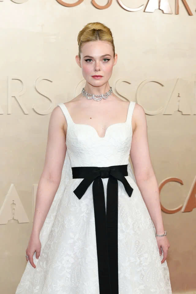 Elle Fanning diện trang phục cổ điển, mang vẻ đẹp ngọt ngào tựa công chúa.