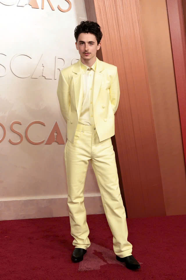 Timothée Chalamet nổi bật với suit vàng chanh. Nam diễn viên được dự đoán sẽ thắng 'Best Actor' trong mùa giải năm nay.