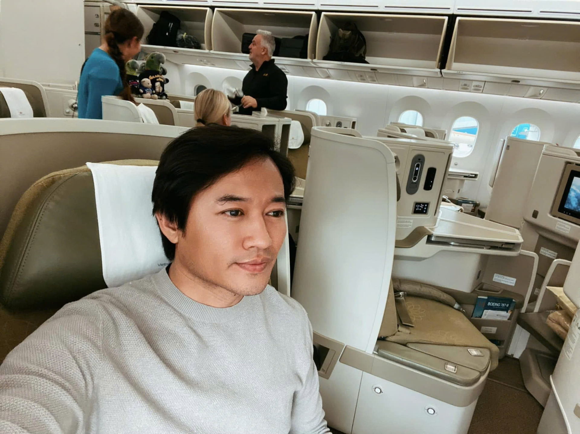 Theo chia sẻ của vợ anh, doanh nhân Ngọc Tiền, Quý Bình phát hiện mình mắc u não vào cuối năm 2020 sau khi đi khám vì những cơn đau đầu dài ngày. Cú sốc lớn khi biết mình mắc bệnh nan y khiến nam diễn viên suy sụp, mất phương hướng.