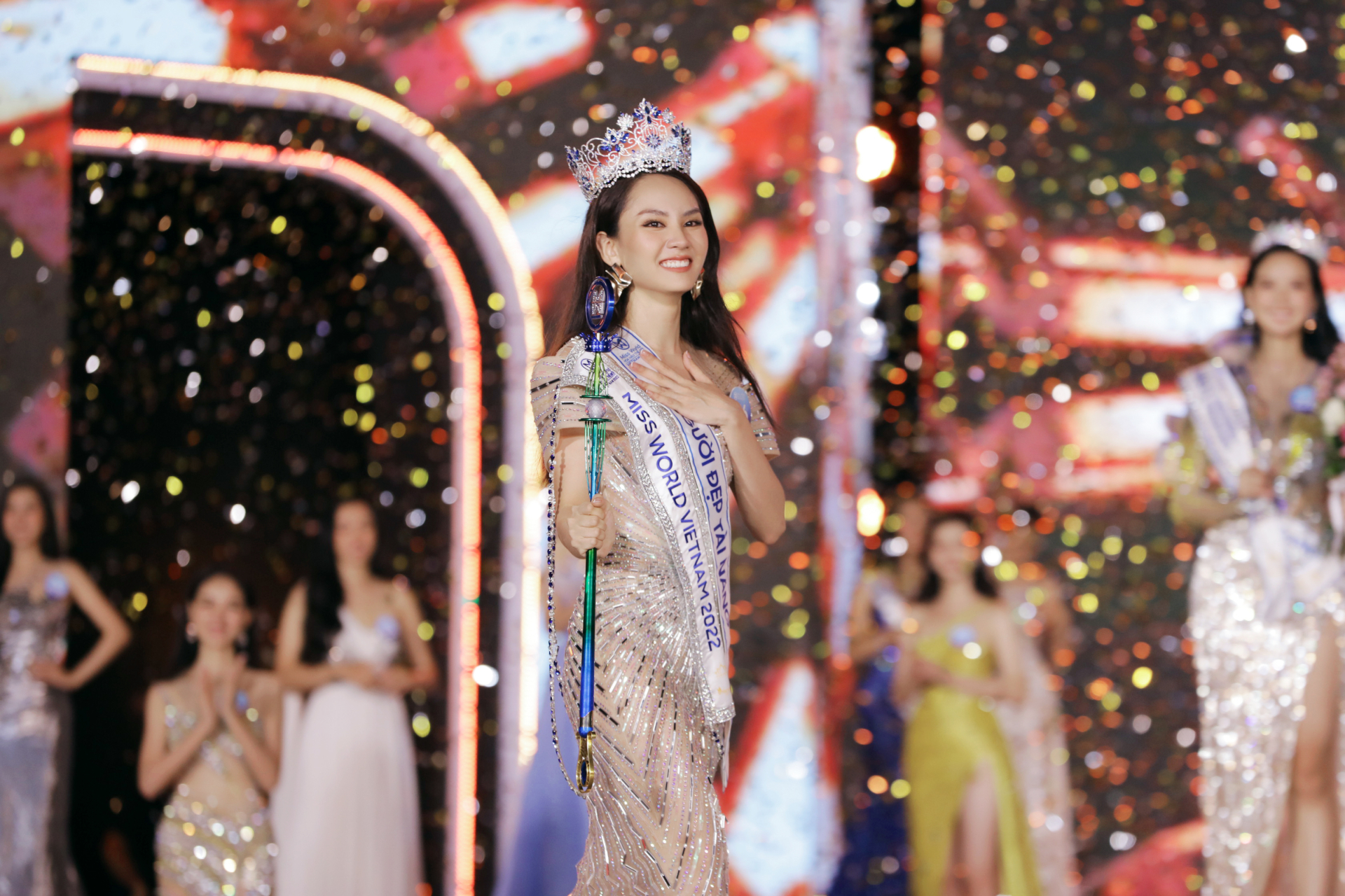 Sợ vướng nghi vấn tân HH biết trước câu hỏi, MC Nguyên Khang khéo léo giải thích 2 lần trên sóng trực tiếp - ảnh 1