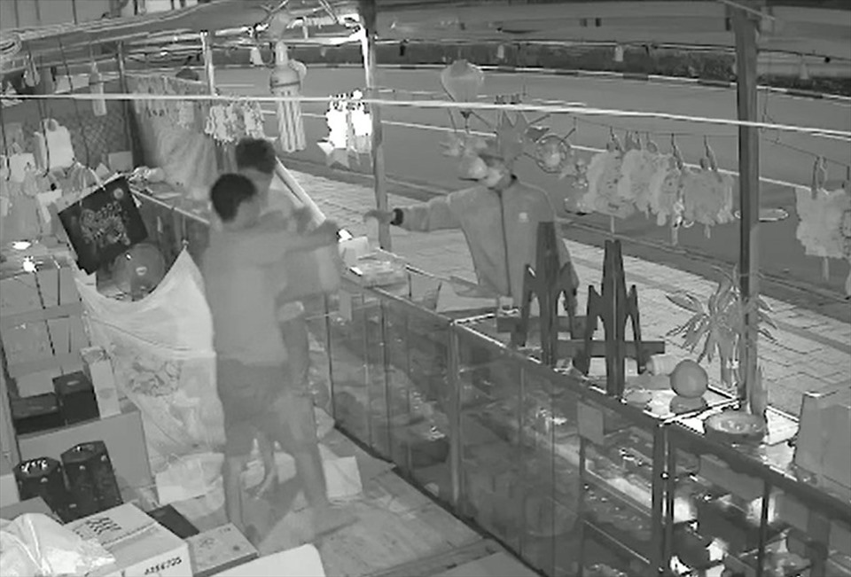 Cầm dao đe doạ cướp tiệm bánh Trung thu giữa đêm, nhóm thanh niên nhận cái kết đắng - ảnh 3