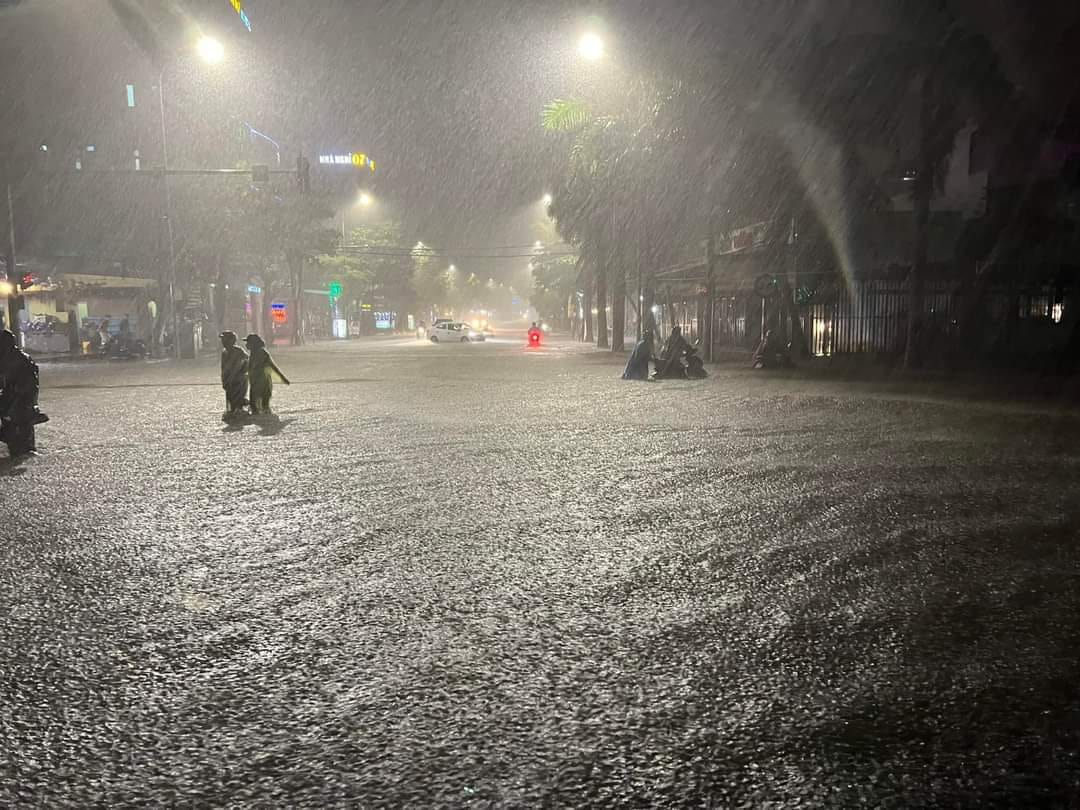 Người dân Đà Nẵng kêu cứu trong đêm vì mưa lũ, lần đầu tiên thấy cảnh ngập lụt khủng khiếp như vậy - ảnh 8