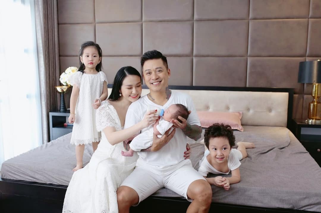 Gia đình nhỏ hạnh phúc của ca sĩ Tuấn Hưng bên bà xã Hương Baby và 3 nhóc tì