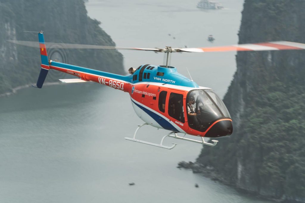 Trực thăng mang số hiệu VN-8560 thực hiện tour tham quan vịnh Hạ Long (Ảnh: tructhangvinhhalong.com)