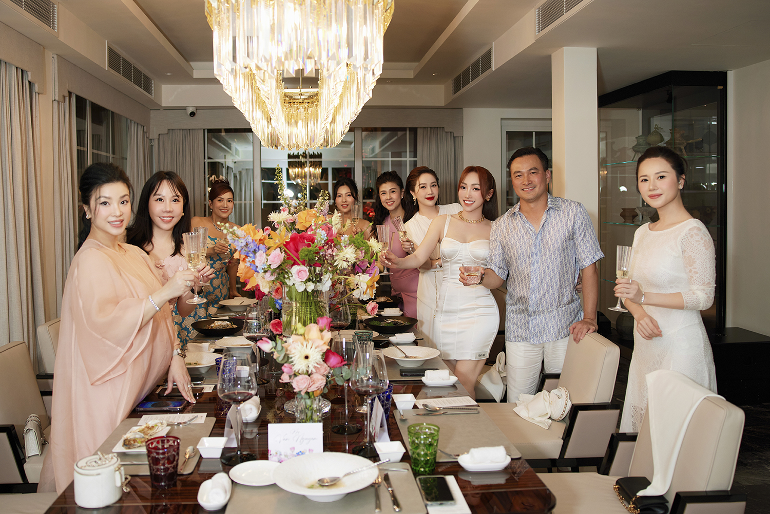 Bảo Thy sánh đôi ông xã, cùng dàn sao dự tiệc sinh nhật vợ diễn viên Chi Bảo - Lý Thuỳ Chang - ảnh 1