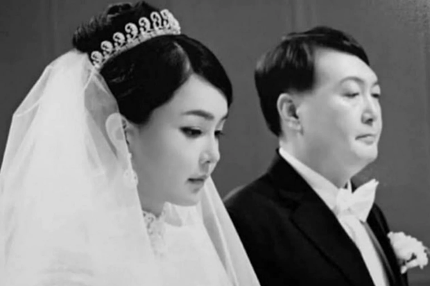 Tổng thống Hàn Quốc hơn 10 năm kết hôn không có con, tuổi U70 cùng phu nhân xinh đẹp sống giản dị, chăm cún cưng - ảnh 2