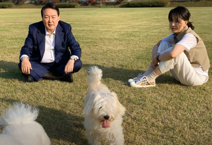 Tổng thống Hàn Quốc hơn 10 năm kết hôn không có con, tuổi U70 cùng phu nhân xinh đẹp sống giản dị, chăm cún cưng - ảnh 5
