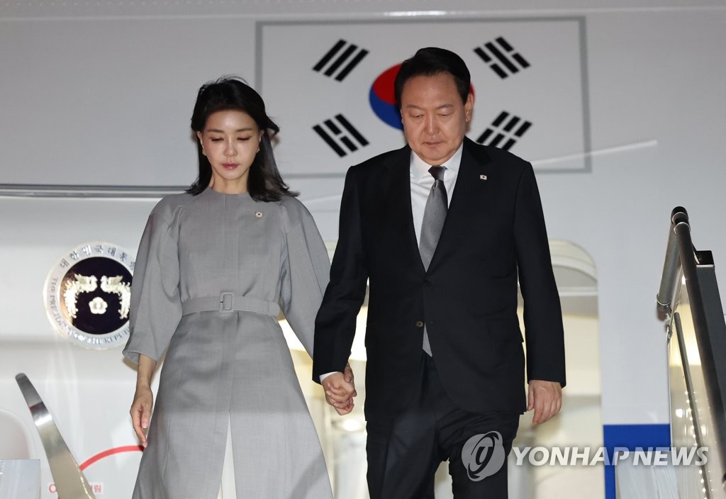 Tổng thống Hàn Quốc hơn 10 năm kết hôn không có con, tuổi U70 cùng phu nhân xinh đẹp sống giản dị, chăm cún cưng - ảnh 4