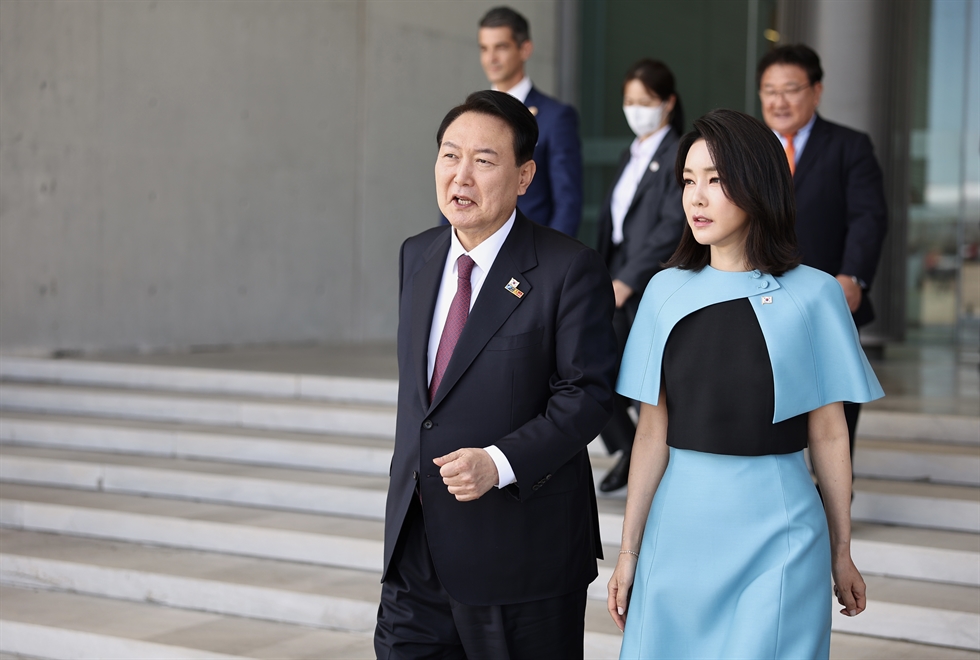 Tổng thống Hàn Quốc hơn 10 năm kết hôn không có con, tuổi U70 cùng phu nhân xinh đẹp sống giản dị, chăm cún cưng - ảnh 7