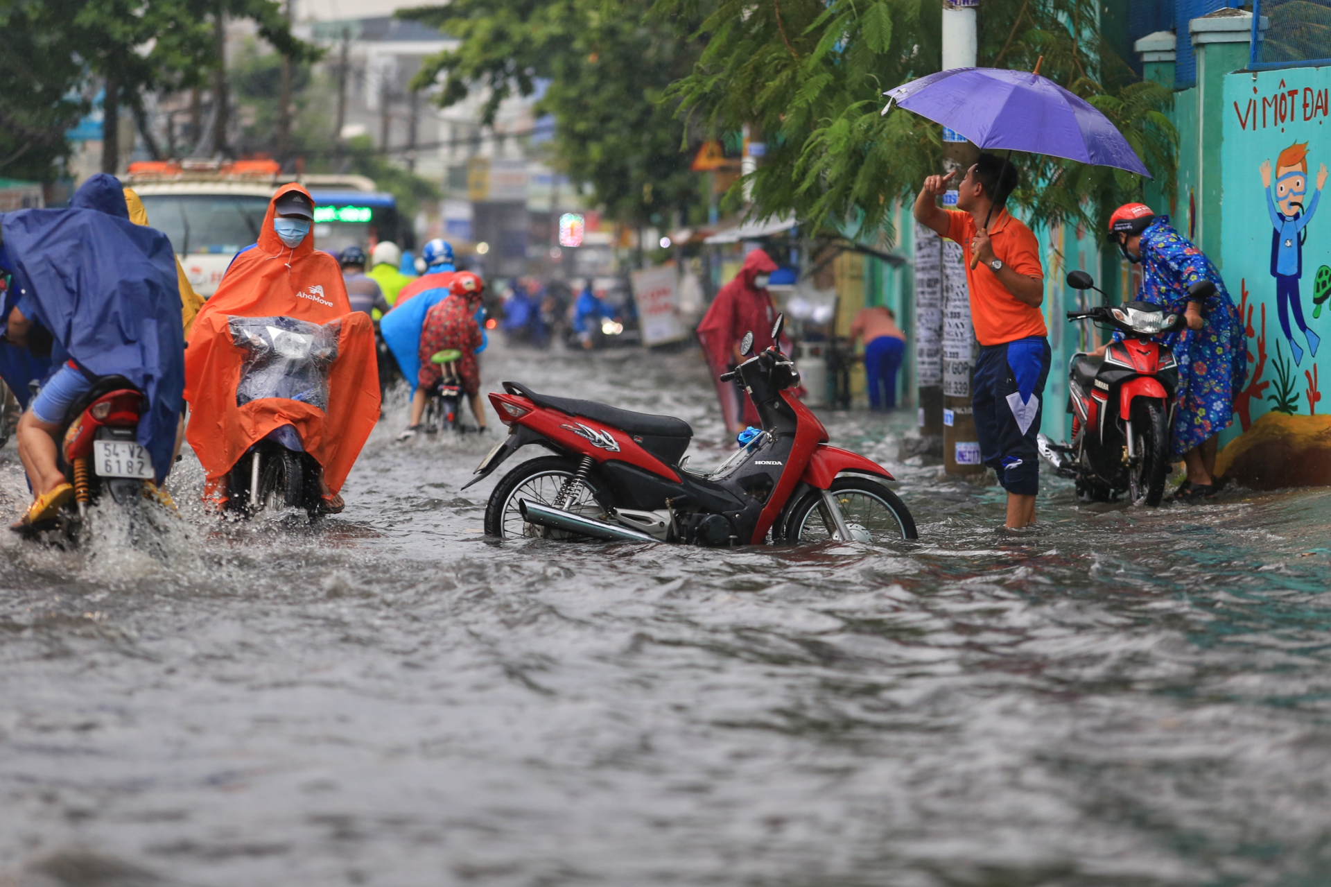 Sài Gòn vào mùa mưa, dân công sở nên làm gì để giờ tan tầm không phải chật vật về nhà? - ảnh 3