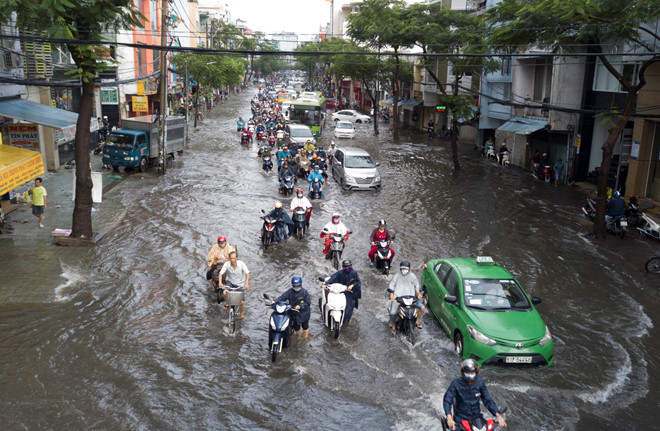 Sài Gòn vào mùa mưa, dân công sở nên làm gì để giờ tan tầm không phải chật vật về nhà? - ảnh 1