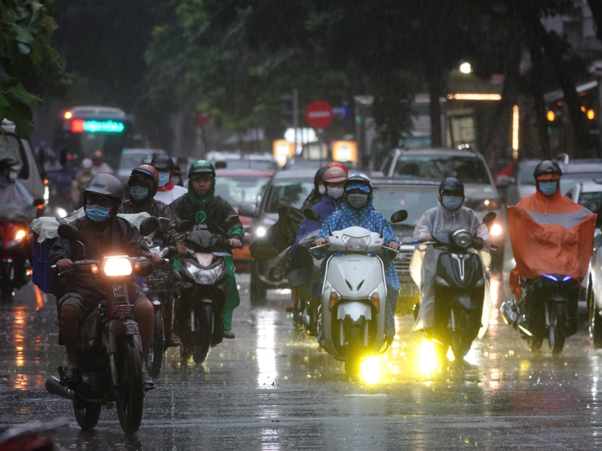 Sài Gòn vào mùa mưa, dân công sở nên làm gì để giờ tan tầm không phải chật vật về nhà? - ảnh 2