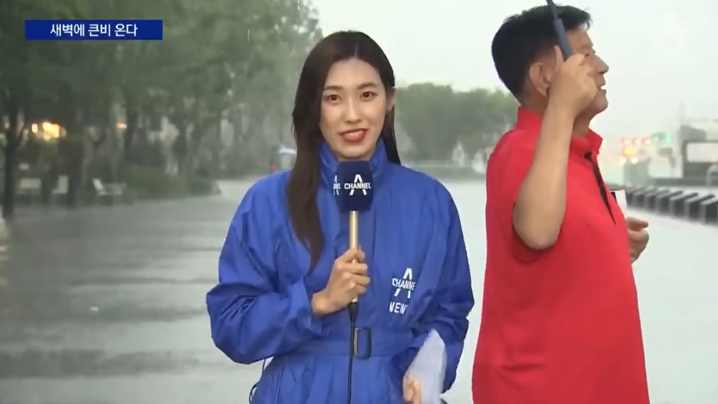 Nữ BTV thời tiết dẫn chương trình dưới mưa lớn, hành động xứng đáng 1000 điểm của người qua đường đẹp tựa trong phim - ảnh 3