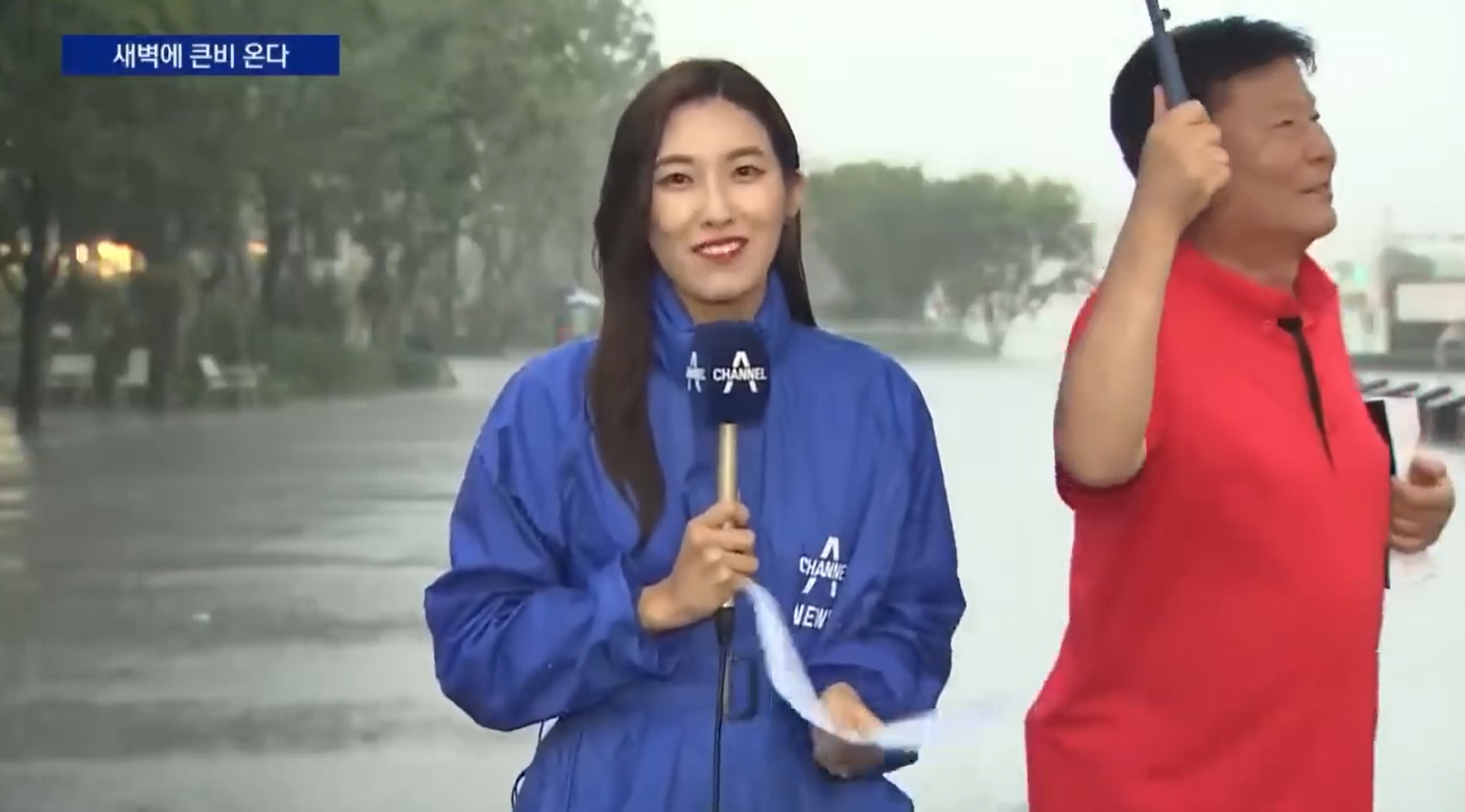 Nữ BTV thời tiết dẫn chương trình dưới mưa lớn, hành động xứng đáng 1000 điểm của người qua đường đẹp tựa trong phim - ảnh 2