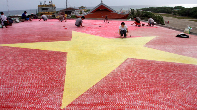 Quốc kỳ bằng gốm khổng lồ trên đảo Trường Sa Lớn của Việt Nam: Được công nhận kỷ lục và niềm tự hào dân tộc - ảnh 2