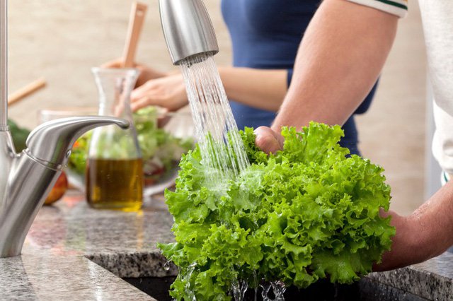 Có nên vẩy nước khi ăn rau sống, thời gian vàng ngâm rau để diệt sạch vi khuẩn không phải ai cũng biết - ảnh 2
