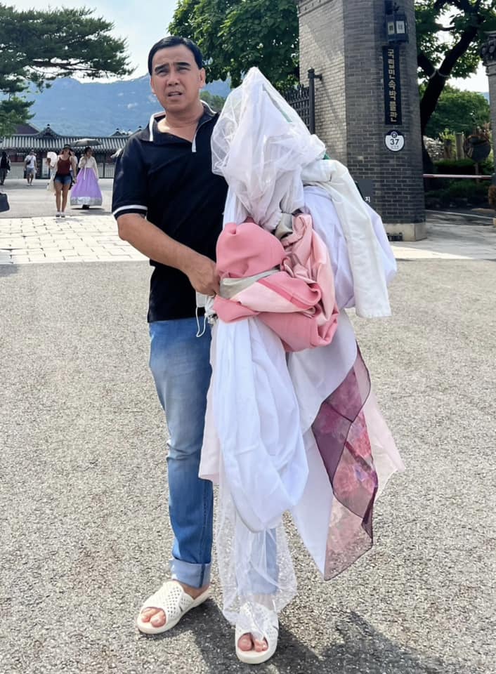 MC Quyền Linh đi dép tổ ong, xách váy cho vợ con chụp hình tại Hàn Quốc - ảnh 3
