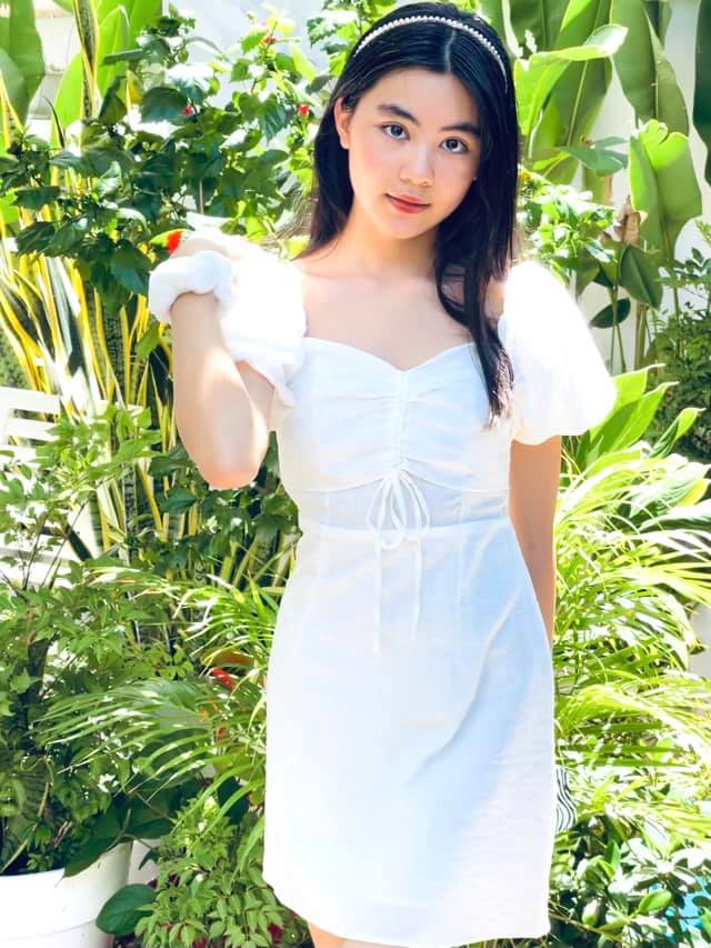 MC Quyền Linh đi dép tổ ong, xách váy cho vợ con chụp hình tại Hàn Quốc - ảnh 6