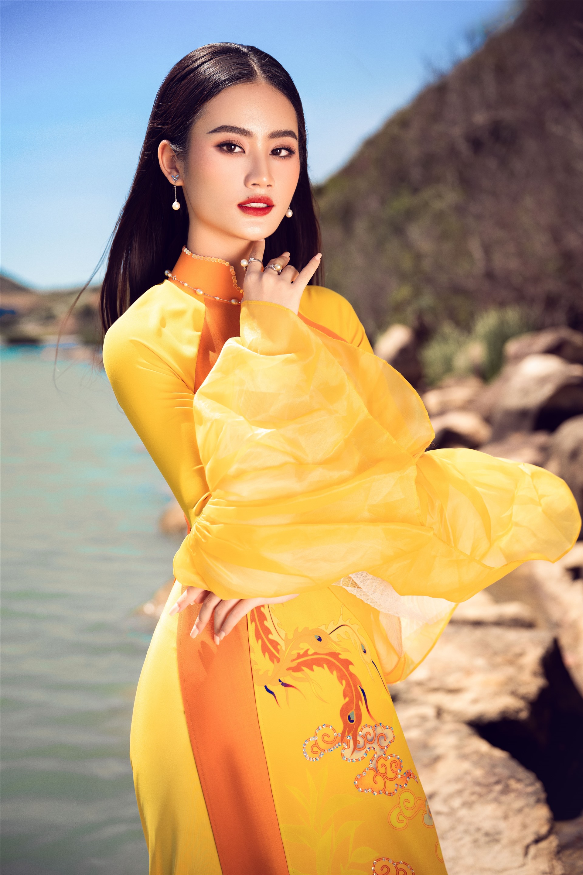 Cận cảnh nhan sắc tân Miss World Vietnam 2023 Huỳnh Trần Ý Nhi, là người hướng nội ít nói và sợ kim tiêm - ảnh 9