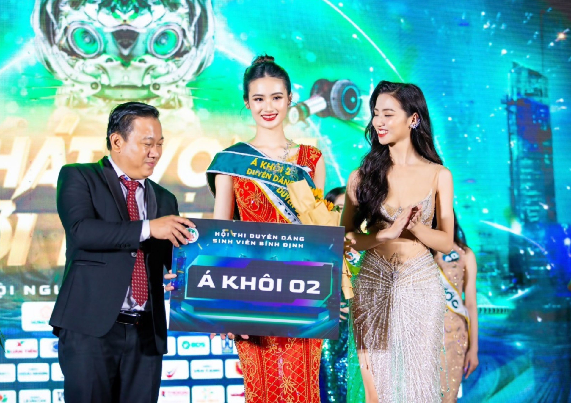 Cận cảnh nhan sắc tân Miss World Vietnam 2023 Huỳnh Trần Ý Nhi, là người hướng nội ít nói và sợ kim tiêm - ảnh 7