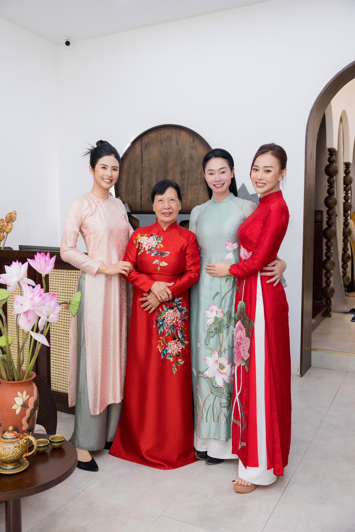 Không phải mẹ đẻ, diễn viên Phương Oanh đi thử áo dài cưới với mẹ Shark Bình và người phụ nữ này - ảnh 1