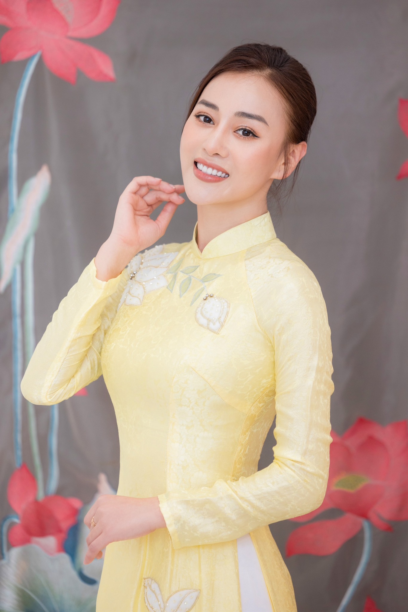 Không phải mẹ đẻ, diễn viên Phương Oanh đi thử áo dài cưới với mẹ Shark Bình và người phụ nữ này - ảnh 4