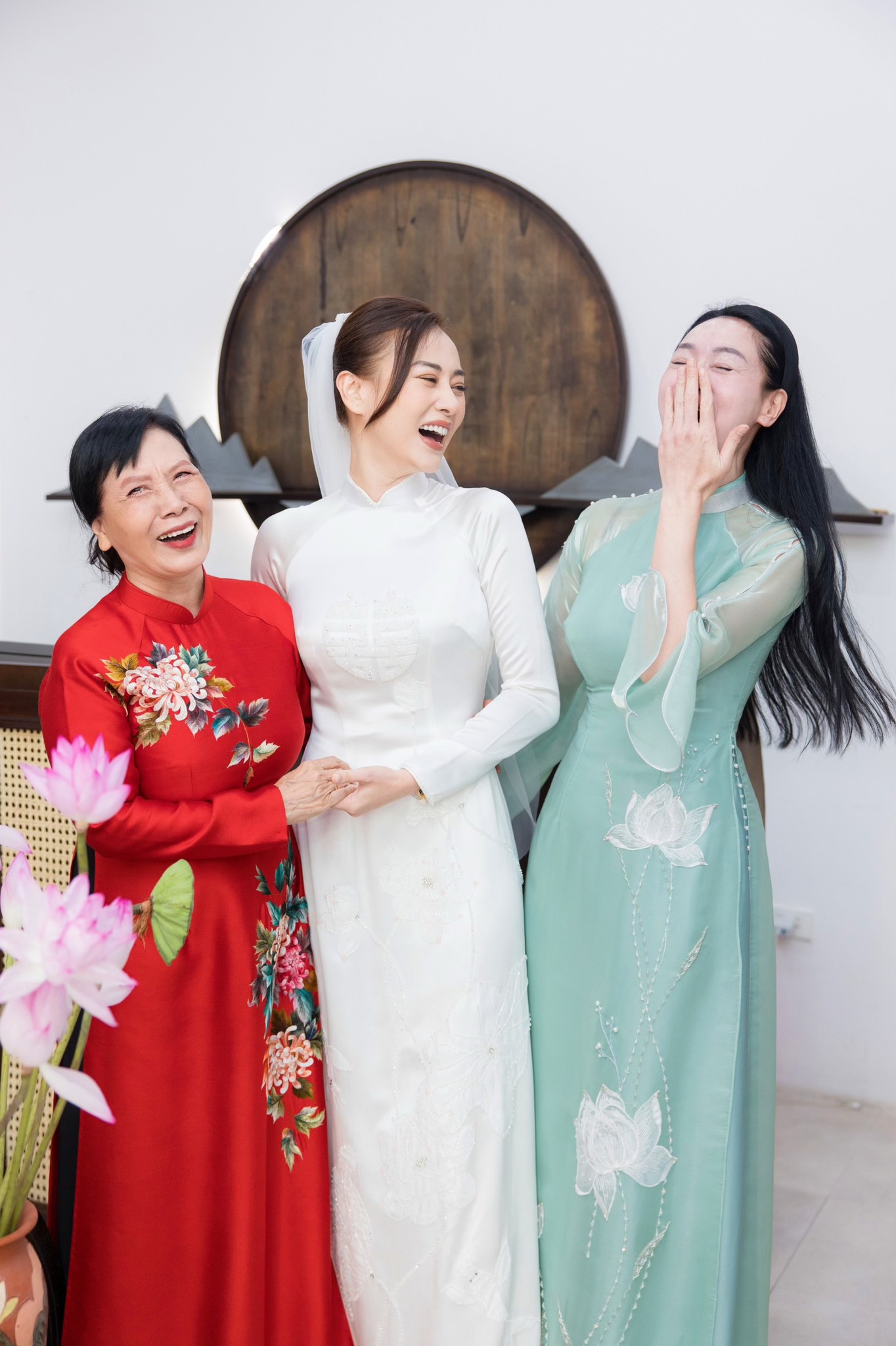 Không phải mẹ đẻ, diễn viên Phương Oanh đi thử áo dài cưới với mẹ Shark Bình và người phụ nữ này - ảnh 2
