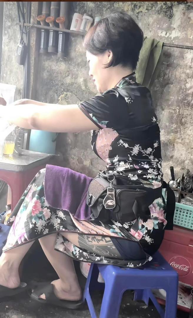 Người phụ nữ bán trà đá 'mặc đẹp nhất Hà Nội' mỗi ngày một bộ không trùng, liên tục cầm bộ đàm làm gì? - ảnh 6