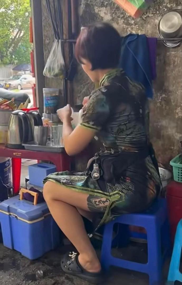Người phụ nữ bán trà đá 'mặc đẹp nhất Hà Nội' mỗi ngày một bộ không trùng, liên tục cầm bộ đàm làm gì? - ảnh 3