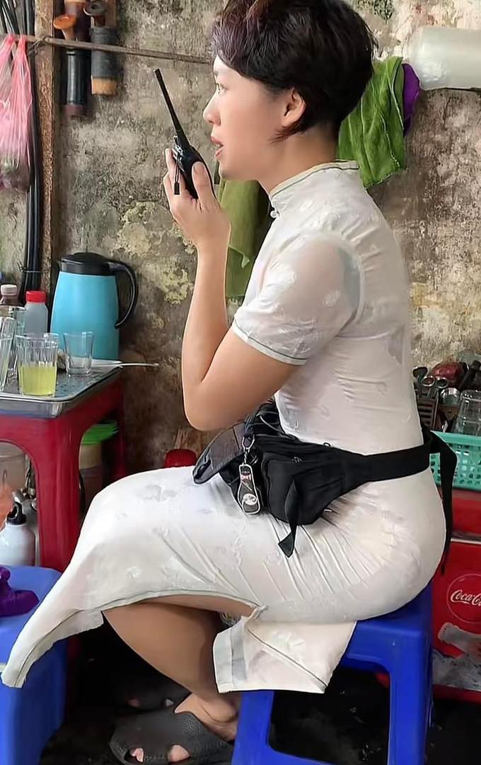 Người phụ nữ bán trà đá 'mặc đẹp nhất Hà Nội' mỗi ngày một bộ không trùng, liên tục cầm bộ đàm làm gì? - ảnh 4
