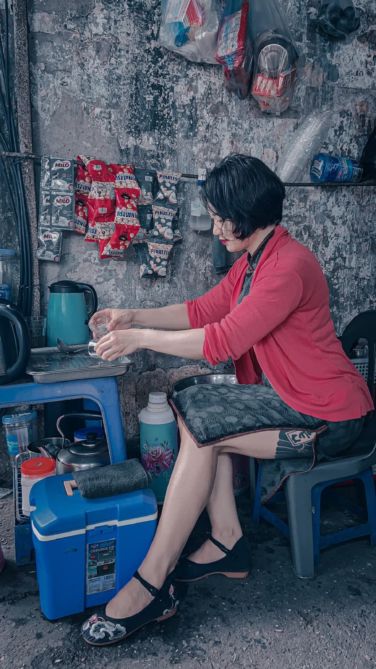 Người phụ nữ bán trà đá 'mặc đẹp nhất Hà Nội' mỗi ngày một bộ không trùng, liên tục cầm bộ đàm làm gì? - ảnh 2